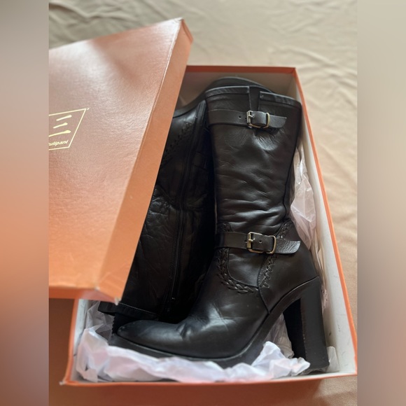 Size 37.5 black heeled leather boots. Zippered .. Panetulipani - Picture 5 of 7